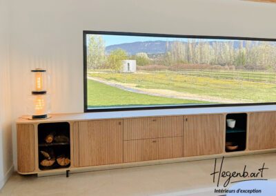 Meuble TV sur mesure avec meuble apéritif et télévision escamotable