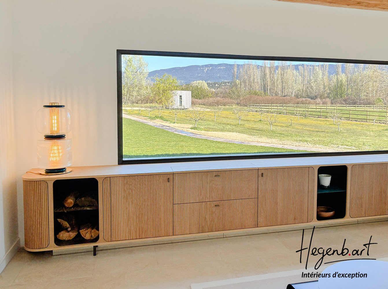 Meuble TV sur mesure avec meuble apéritif et télévision escamotable Image