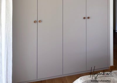 Dressing sur mesure gris cachemire et chêne intégré dans une niche à Aix-en-Provence