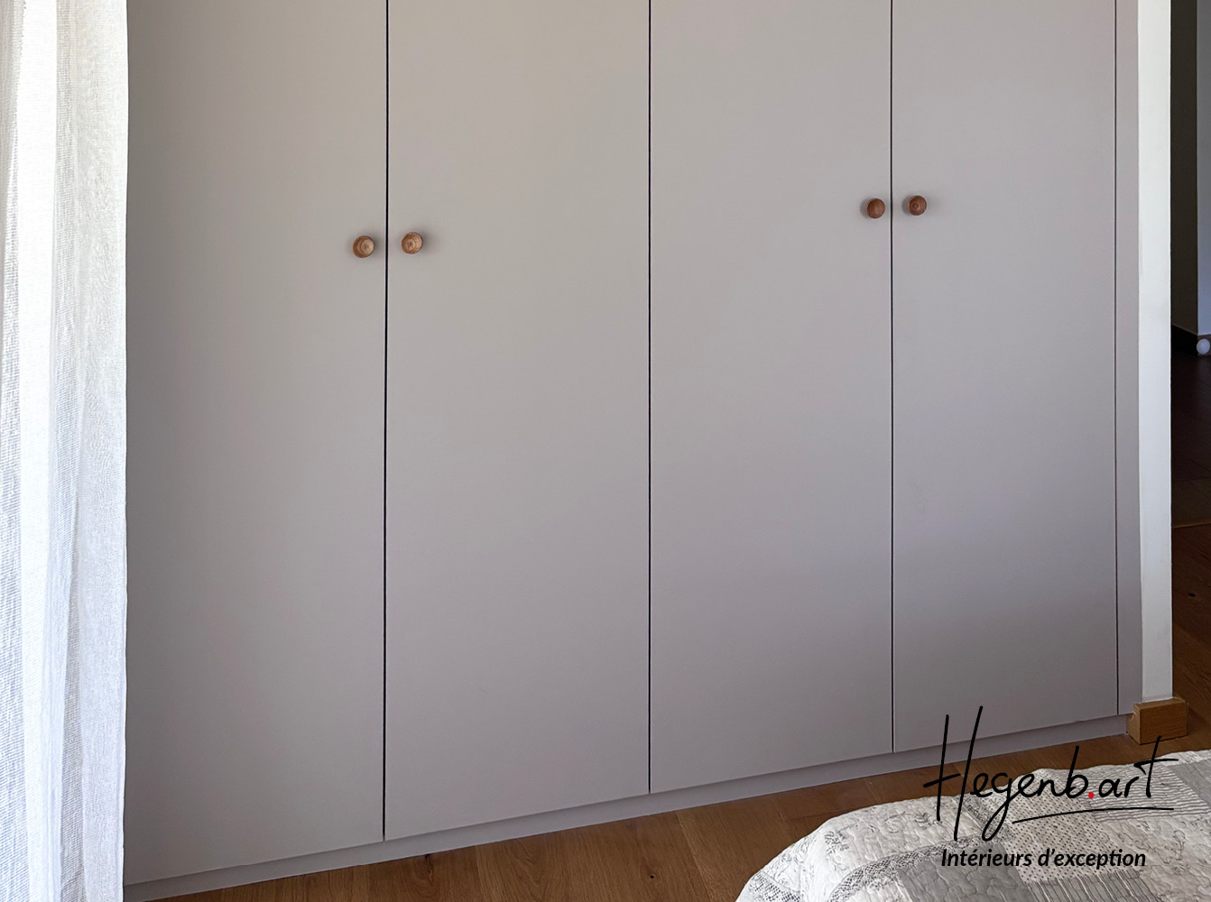Dressing sur mesure gris cachemire et chêne intégré dans une niche à Aix-en-Provence Image