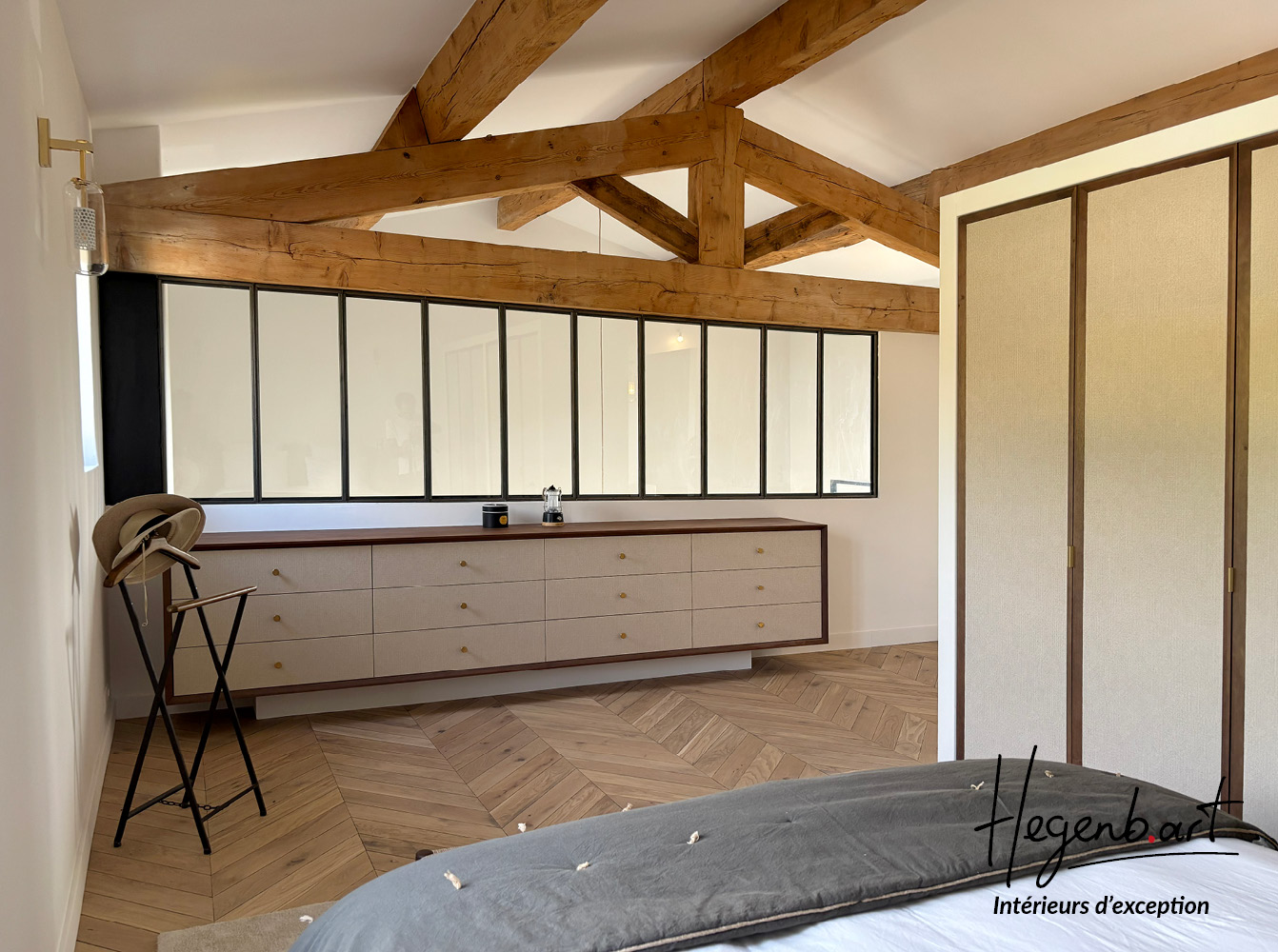 chambre parentale elegante avec mobilier sur mesure hegenbart menuiserie (1) commode sur mesure de 3,50 m à douze tiroirs en noyer massif et tissu doré, boutons en laiton