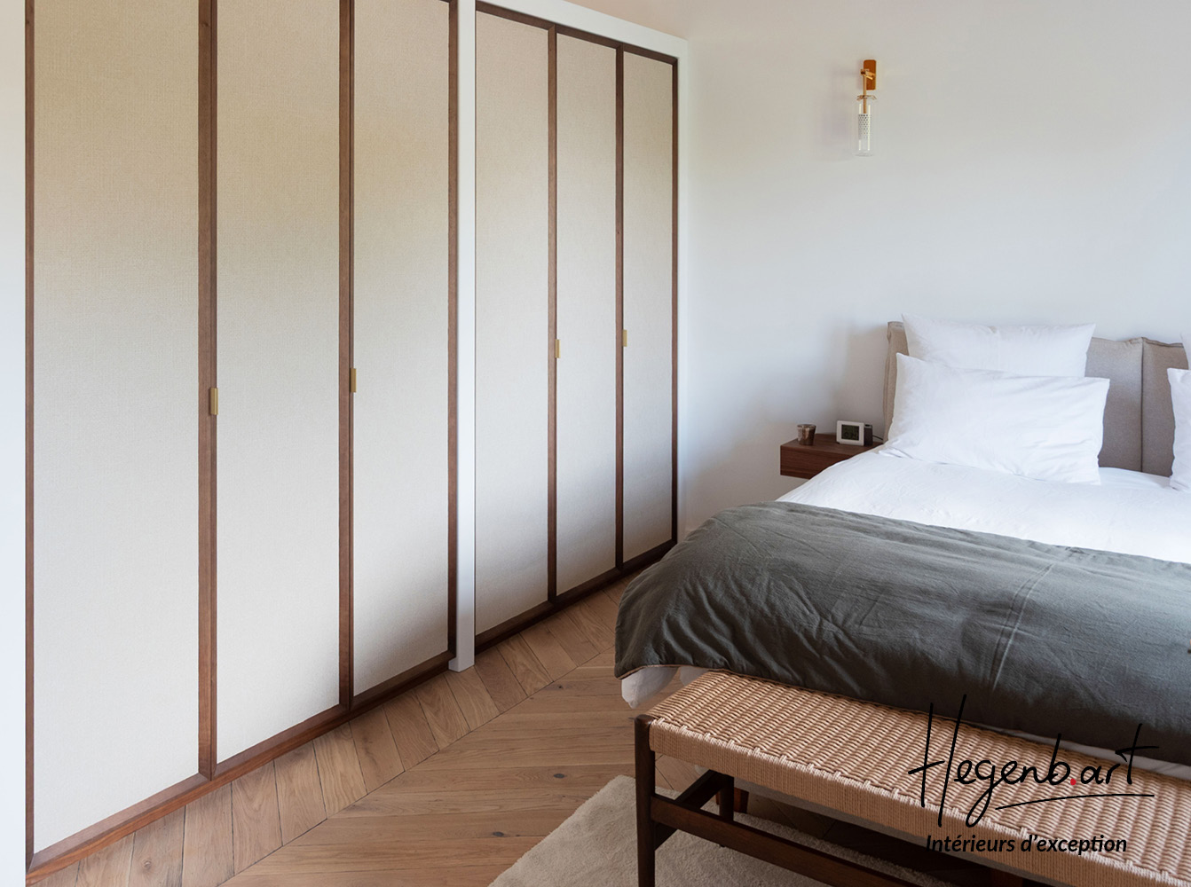 chambre parentale elegante avec mobilier sur mesure hegenbart menuiserie (2) chambre parentale élégante avec dressing sur mesure avec façades en tissus effet lin et cadre en noyer