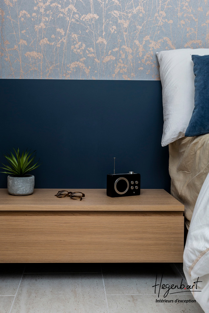 det tablette de lit suspendue en chene avec tete de lit bleu et papier peint cuivre tablette de lit suspendue en chene avec tete de lit bleu et papier peint cuivre pour chambre parentale contemporaine