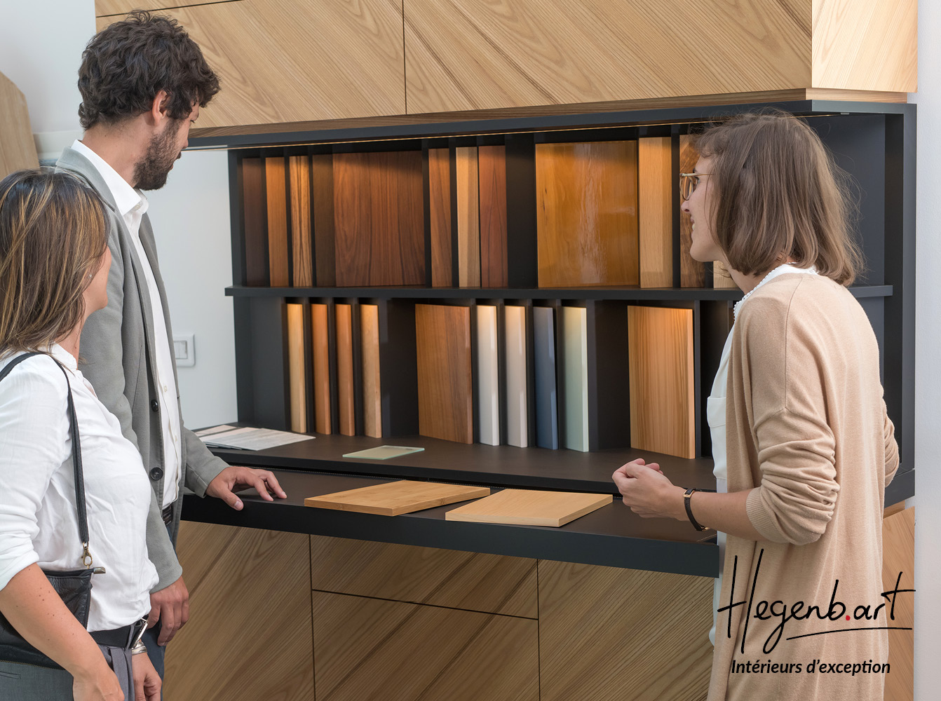 echantillons de bois et de placages au showroom menuiserie hegenbart choix des essences de bois et des placages pour une cuisine sur mesure, showroom Hegenbart à Rousset