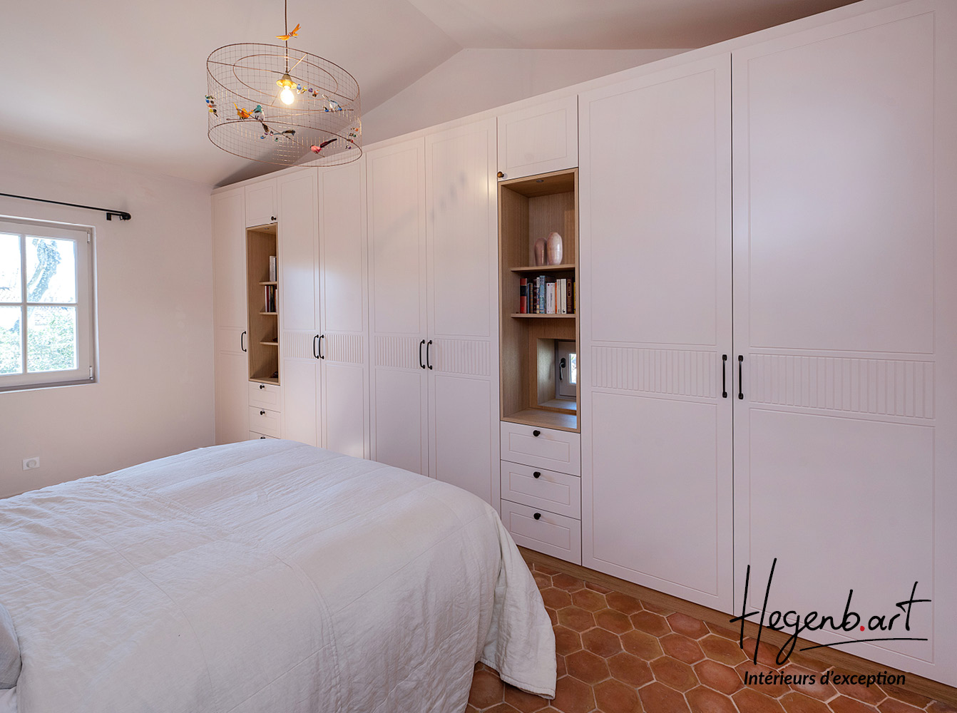 idée dressing chambre parentale élégante provence moderne tradi chic hegenbart dressing parental sur mesure sur toute la longueur de la chambre, façades texturées à lignes et poignées en bronze